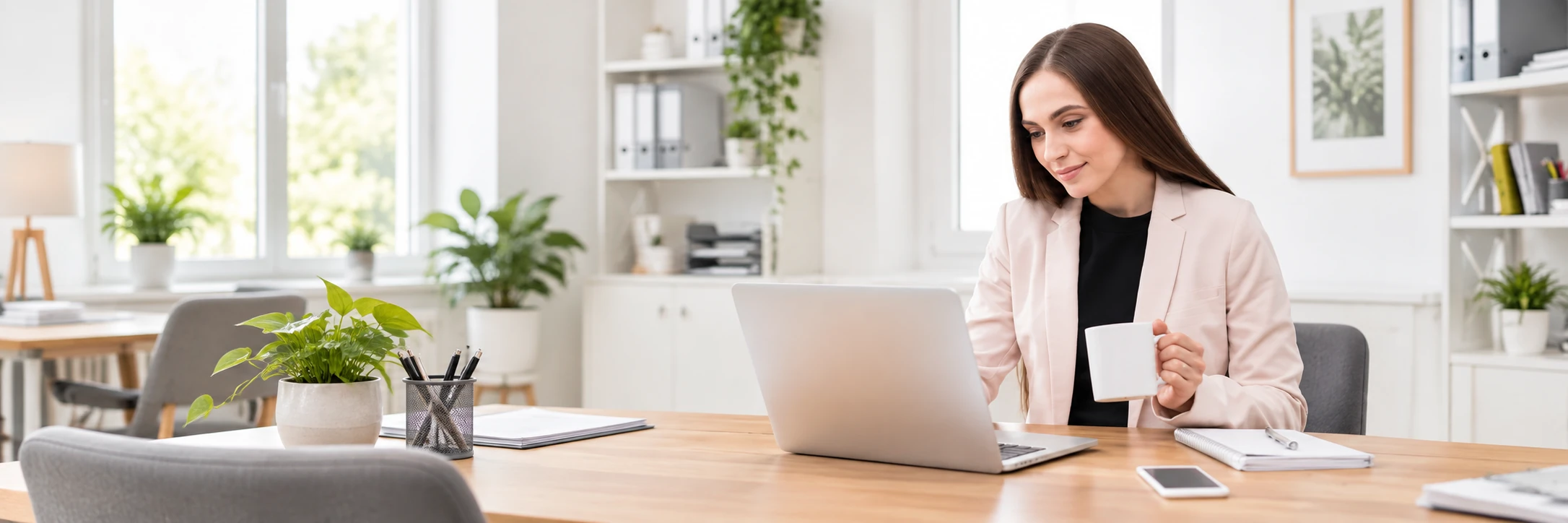 Frau arbeitet an Laptop